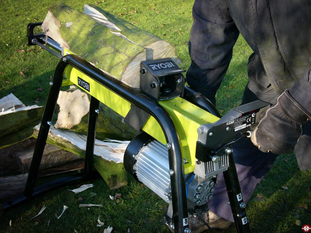 Test du fendeur de bûches électrique RYOBI RLS5A Zone Outillage