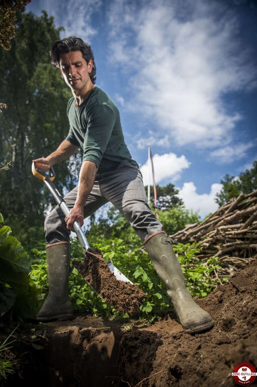 Bêche de jardinage à bord pointu Fiskars Ergonomic