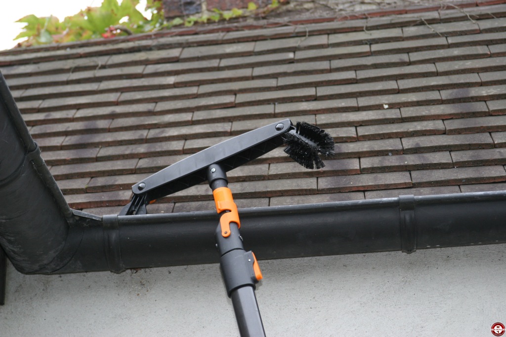 Nettoyeur pour gouttières Fiskars Quikfit pour manche télescopique