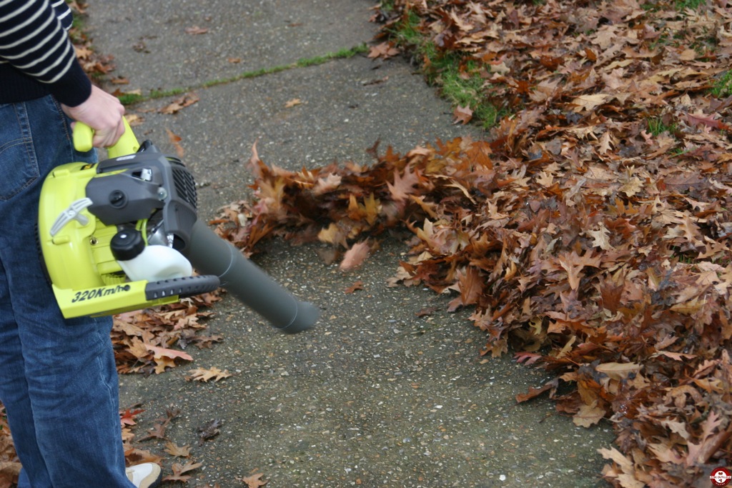 Test du souffleur aspiro-broyeur thermique RBV26 RYOBI - Zone Outillage