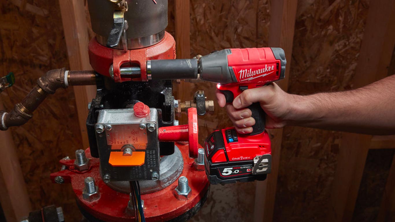 Test de la boulonneuse à chocs professionnelle Milwaukee M18 FMTIWF12 -  Zone Outillage