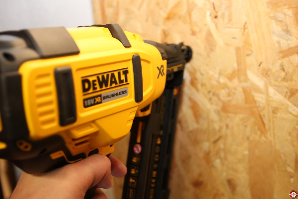 Cloueur de finitions DEWALT DCN660D2 © Benjamin Leharivel - Zone Outillage