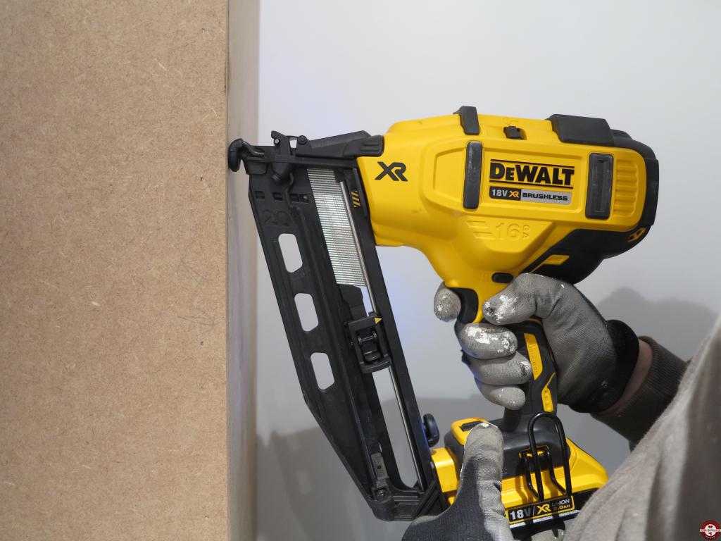 Cloueur de finitions DEWALT DCN660D2 © Benjamin Leharivel - Zone Outillage