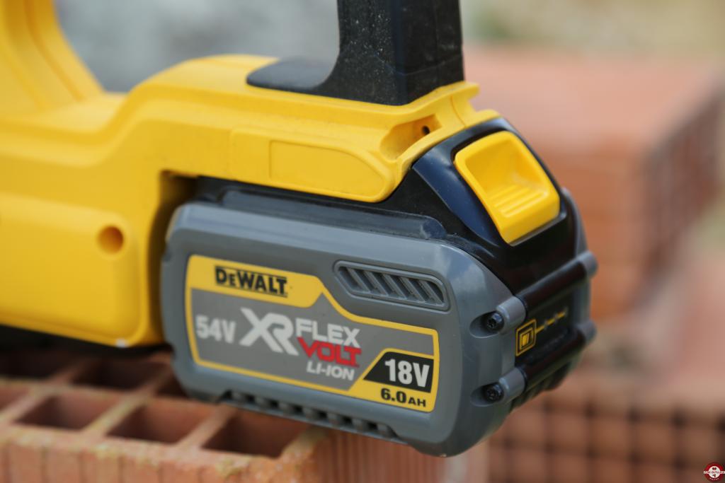 Scie alligator sans fil DeWALT XR FLEXVOLT 300 mm DCS396