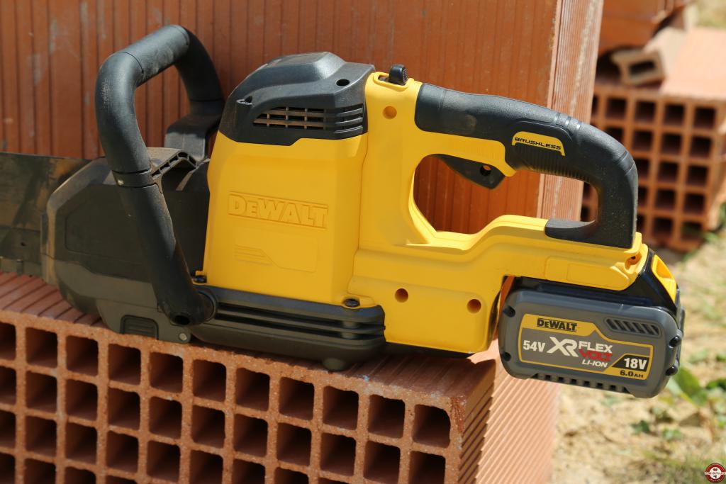 Scie alligator sans fil DeWALT XR FLEXVOLT 300 mm DCS396