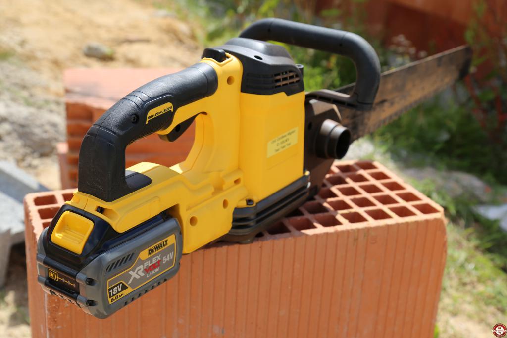 Scie alligator sans fil DeWALT XR FLEXVOLT 300 mm DCS396