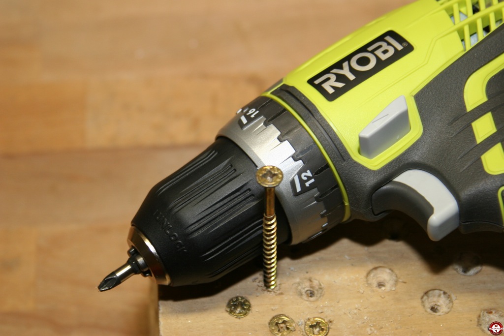 Ryobi Pack perceuse visseuse E-torque RYOBI 14.4 V - 17 accessoires - 2  batteries 1.5 Ah - chargeur R14DD pas cher 