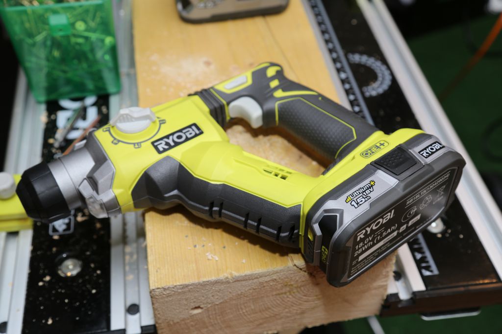 RYOBI lance un nouveau perforateur-burineur électropneumatique 4 modes sans  fil 18 V - Zone Outillage