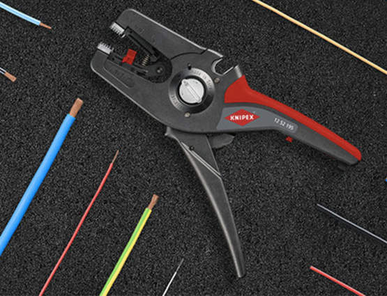 Un dénudage simplifié avec la pince à dénuder PreciStrip16 KNIPEX pour électricien