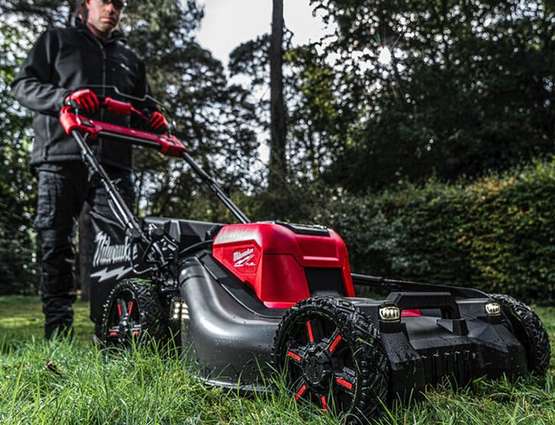 tondeuse autotractée à double batterie M18 F2LM53 Milwaukee