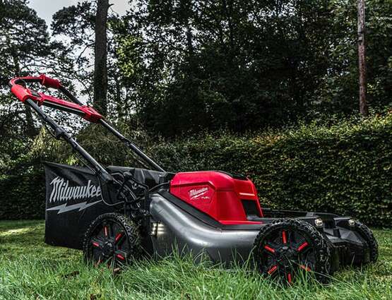 tondeuse à gazon autotractée à double batterie M18 F2LM53 Milwaukee