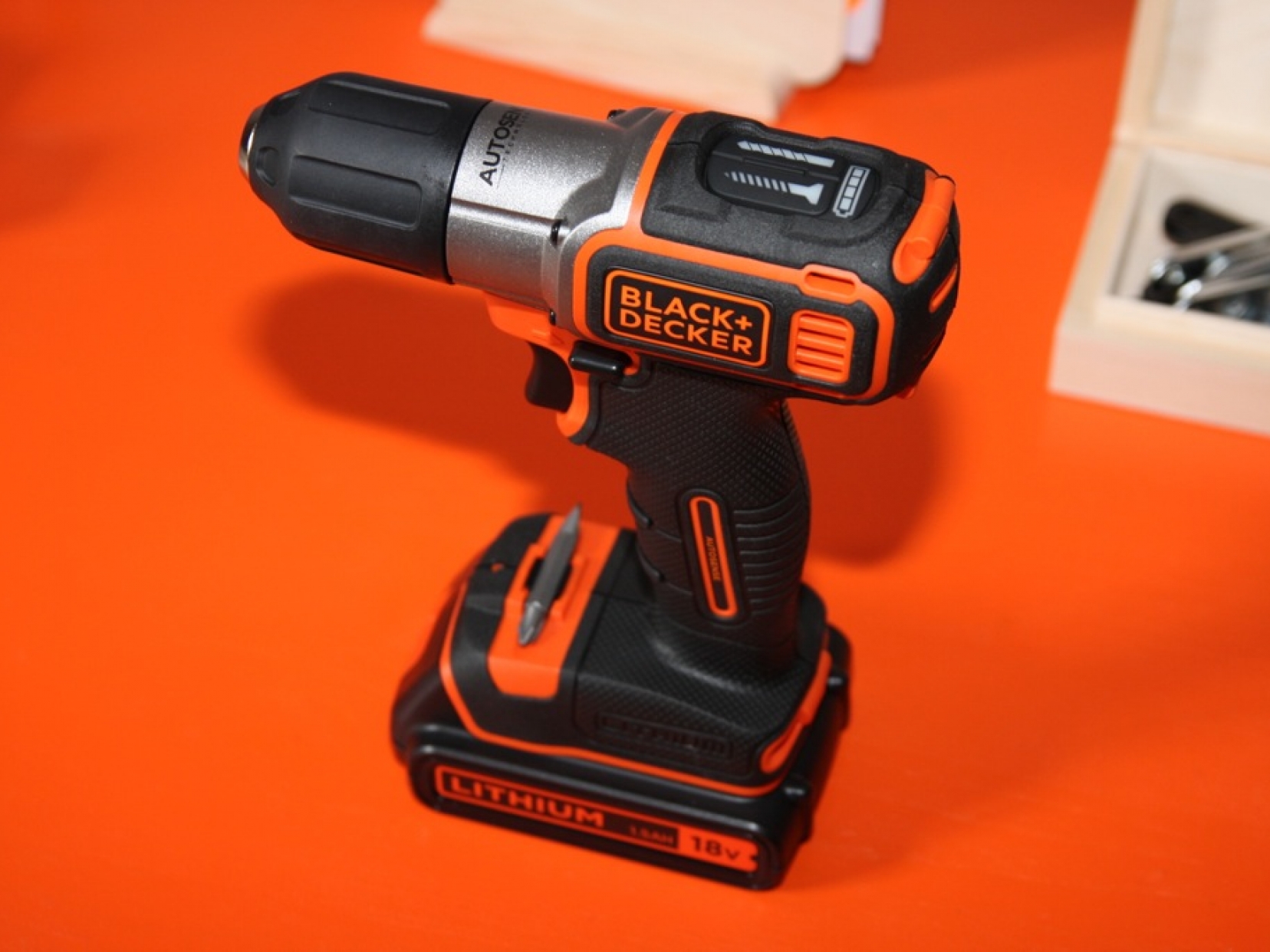 Nouvelle percuese-visseuse sans fil AUTOSENSE ASD18KB BLACK+DECKER