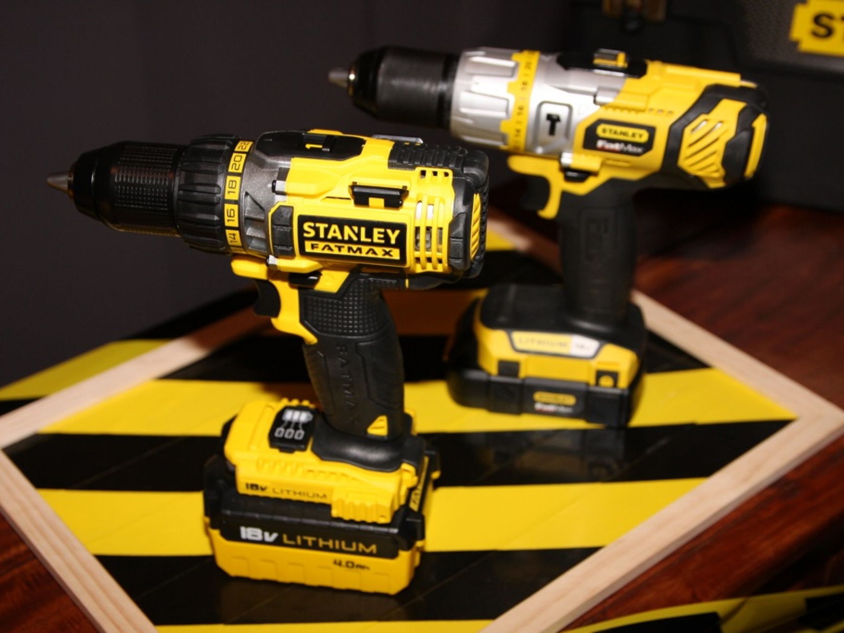 Perceuse-visseuse FMC600M2P et perceuse-visseuse à percussion FMC625D2 Stanley FATMAX