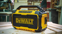 Animez vos chantiers avec la nouvelle enceinte bluetooth DCR011 DEWALT