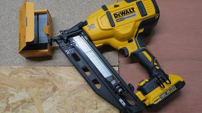 Cloueur de finitions DeWALT DCN660D2 © Zone Outillage - Benjamin Leharivel
