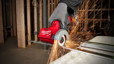 Milwaukee M12 FCOT : la meuleuse sur batterie multi-matériaux aux triples innovations