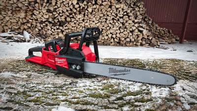 Nouvelle tronçonneuse Milwaukee M18 FCHS-121 : la puissance du thermique dans un outil sur batterie