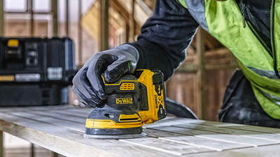 DCW210 : la nouvelle ponceuse excentrique sur batterie XR 18V brushless DEWALT