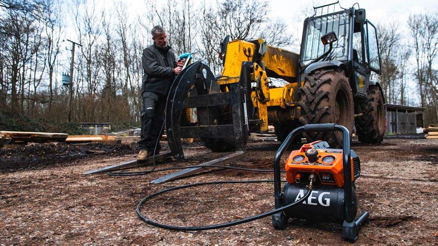 Radio de chantier sans fil 18 V BRSP 18 AEG : qualité sonore, robustesse,  praticité - Zone Outillage