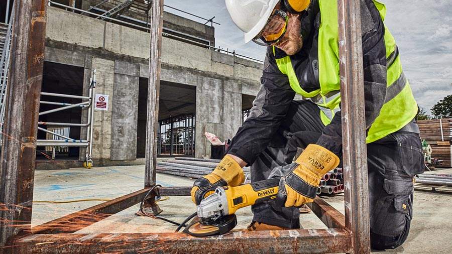 DEWALT présente ses nouvelles meuleuses d’angle filaires 125 mm Perform & Protect