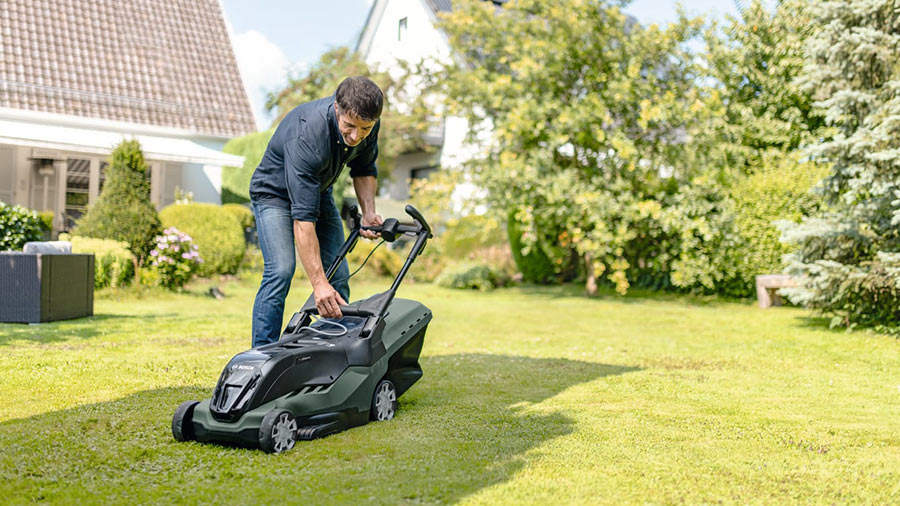 Test et avis de la tondeuse a gazon sans fil UniversalRotak 36 550 Bosch Zone Outillage