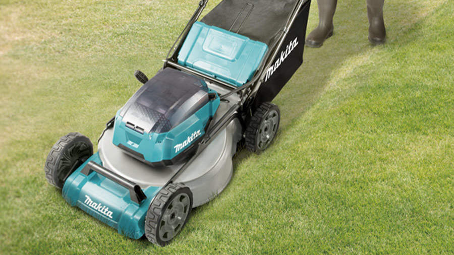 Tondeuse autotractée 36 V DLM532PT4 Makita pour les jardins jusqu'à 2000 m²