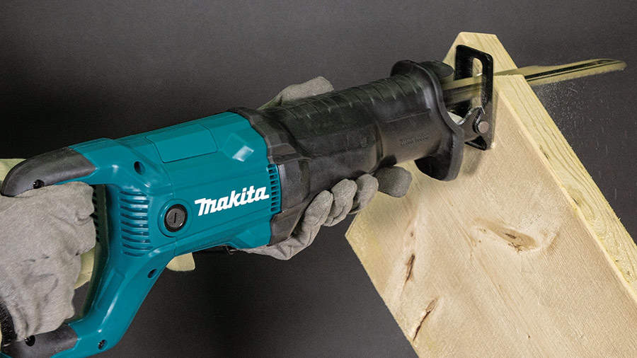 Makita présente sa nouvelles scie sabre JR3051, la plus rapide de