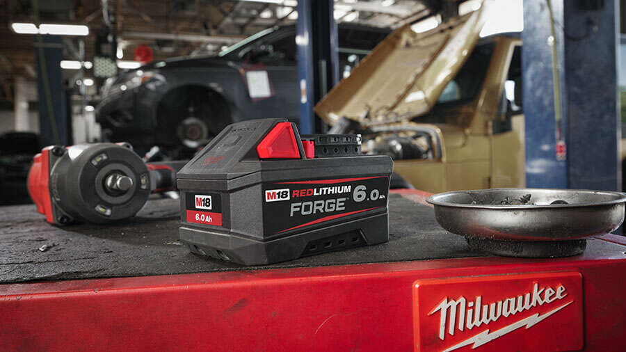 La nouvelle batterie Forge M18 FB6 Milwaukee : une puissance élevée dans un  format plus compact et plus léger - Zone Outillage