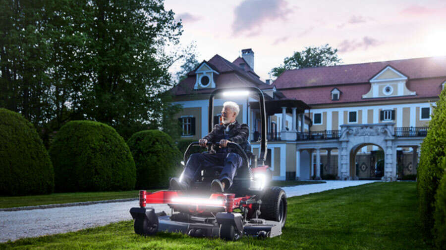 tondeuses autoportées Zero-Turn à batterie OptimusZ Cramer