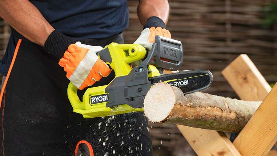 La tronçonneuse sans fil RY18CS20A ONE+ Ryobi : compacte, maniable