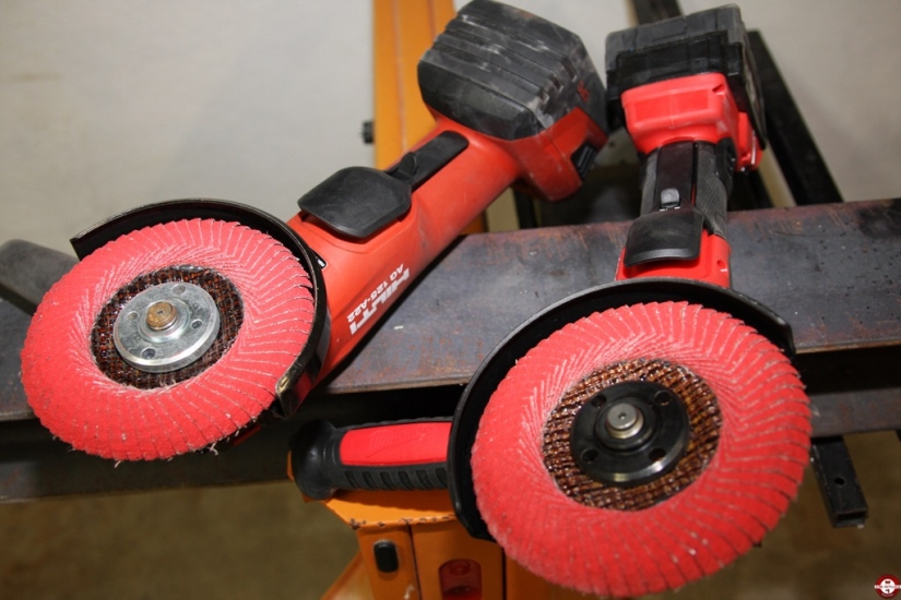 Meuleuses CAG125XPD Milwaukee et AG 125-A22 Hilti