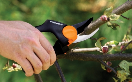 Sécateurs Fiskars conçus pour réduire l'effort et la fatigue