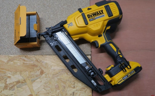 Cloueur de finitions DeWALT DCN660D2 © Zone Outillage - Benjamin Leharivel