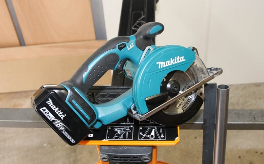 Makita scie circulaire métal DCS550RFJ