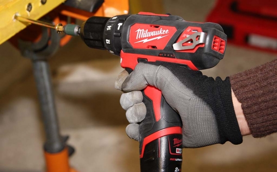 Perceuse-visseuse à percussion Milwaukee M12 BPD-202C