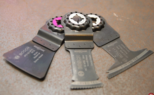 Systèmes de fixation des accessoires MagnetHold et Autoclic Bosch © Benjamin LEHARIVEL - Zone Outillage