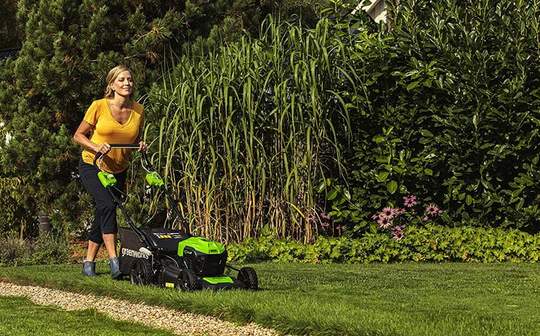 Tondeuse à gazon sur batterie tractée greenworks GD40LM46SPK4