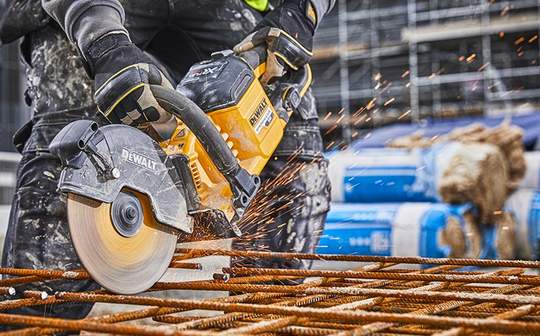DCS690 : la nouvelle découpeuse à disque sur batterie 54 V DEWALT