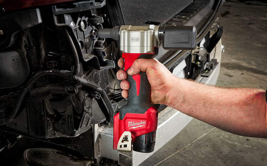 M12 BPRT : Milwaukee dévoile sa première riveteuse sur batterie 12 V