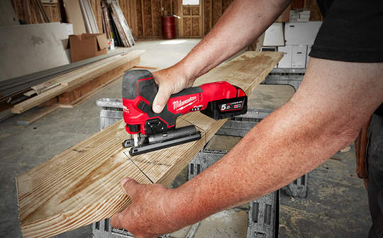Test et avis de la scie sauteuse sur batterie M18 FUEL FBJS Milwaukee