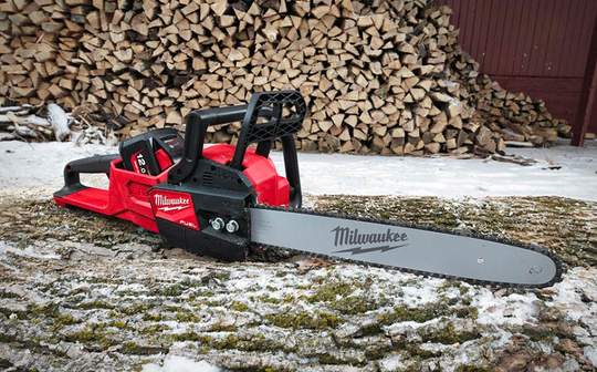 Nouvelle tronçonneuse Milwaukee M18 FCHS-121 : la puissance du thermique dans un outil sur batterie