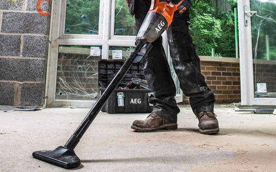 Test et avis de l’aspirateur à main d’atelier sans fil BHSS18-0 AEG