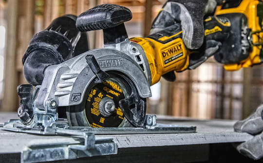 Lame DT20421 DEWALT : adaptée pour la découpe de panneaux en fibre ciment