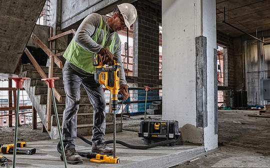 Dewalt présente son perforateur sans fil DCH614 aux performances du filaire