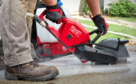 Milwaukee présente la première découpeuse à béton 230 mm 18 V M18 FCOS230