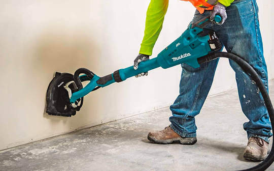Makita présente sa première ponceuse à bras sans fil DSL800 AWS