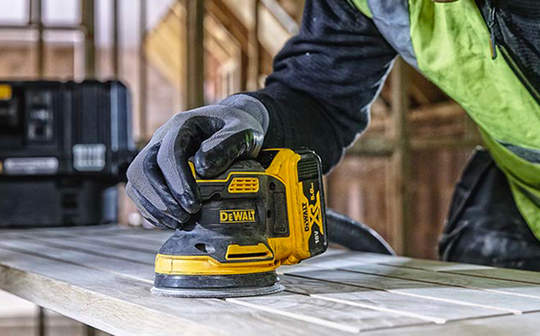 DCW210 : la nouvelle ponceuse excentrique sur batterie XR 18V brushless DEWALT