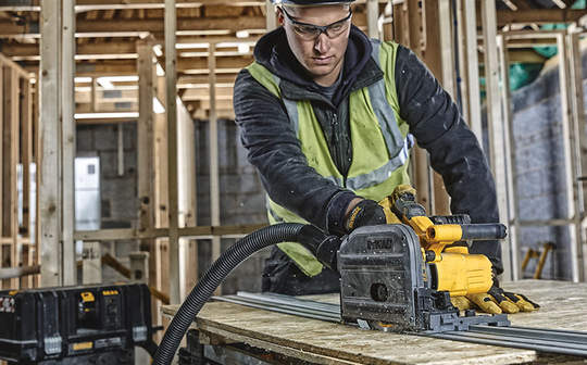 DEWALT revisite sa scie plongeante sans fil DCS520 XR FLEXVOLT avec le WTC