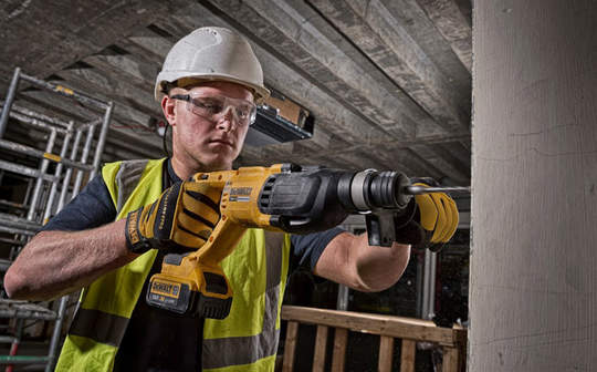Test et avis du perforateur sur batterie SDS-Plus DCH133M1 DEWALT