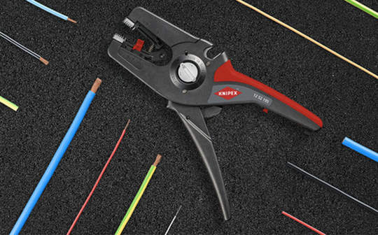 Un dénudage simplifié avec la pince à dénuder PreciStrip16 KNIPEX pour électricien